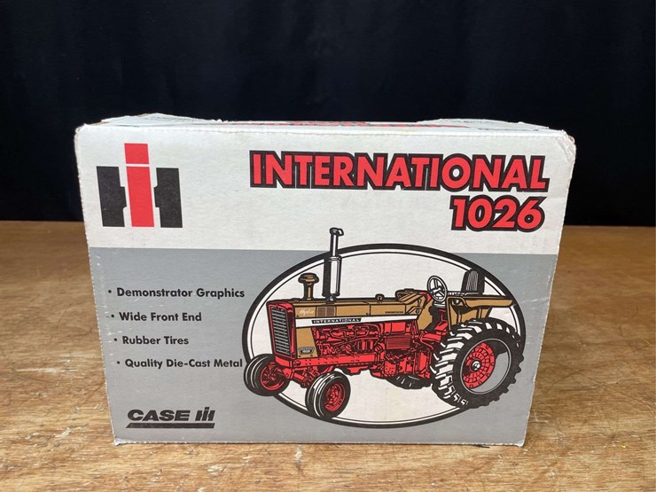 1/16-ih-1026-gold-demonstrator-collector-nib-ertl-image-6
