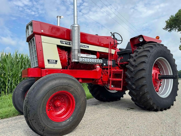 1974-ih-1568-tractor-image-1