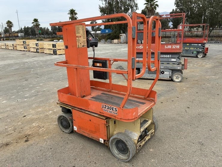 2010-jlg-1230es-image-4
