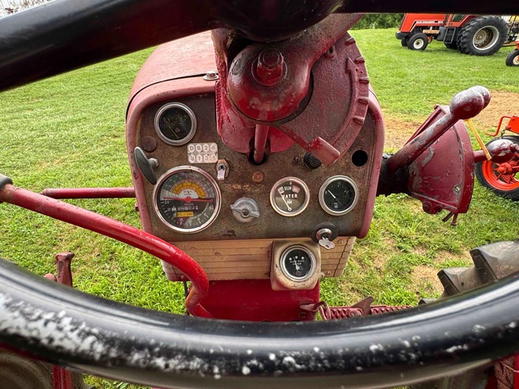 ih-460-tractor-image-18