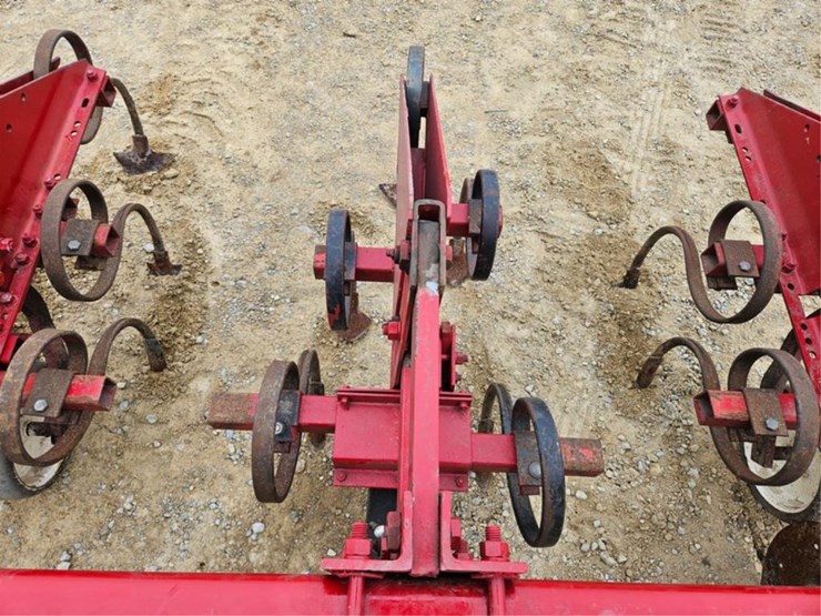#264-•-ih-233-6-row-30"-3pt-cultivator-image-17