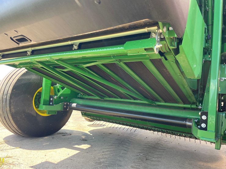 2021-john-deere-560m-image-12