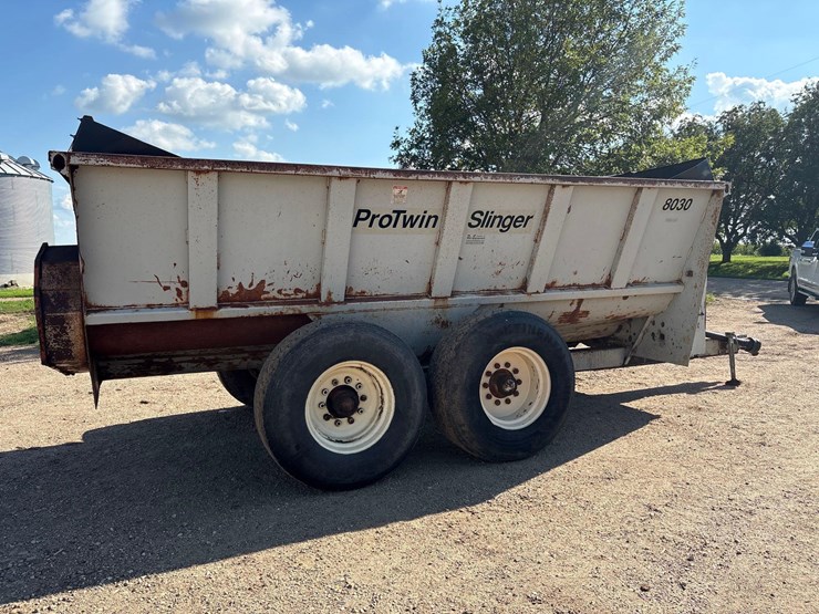 pro-twin-slinger-8030-manure-spreader-image-3