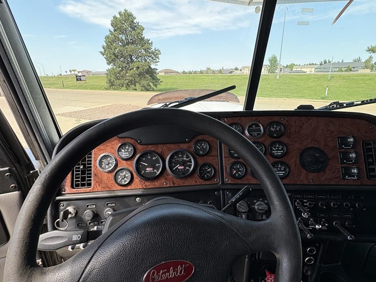 2005-peterbilt-379-image-26