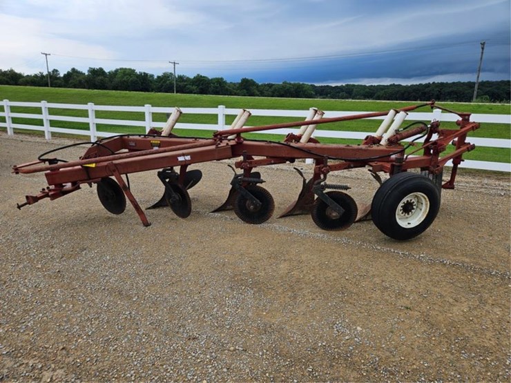 #265-•-ih-720-4-bottom-20"-semi-mount-plow-image-2