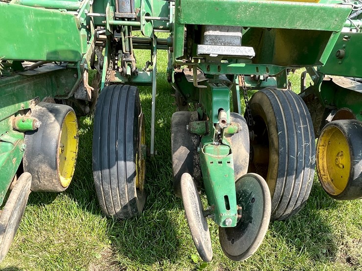 #5551-•-john-deere-p7000-planter-seeder-image-37