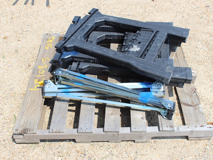 #5122-•-lot-of-metal-and-plastic-saw-horse-image-1