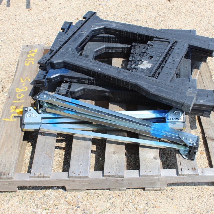 #5122 • LOT OF METAL AND PLASTIC SAW HORSE