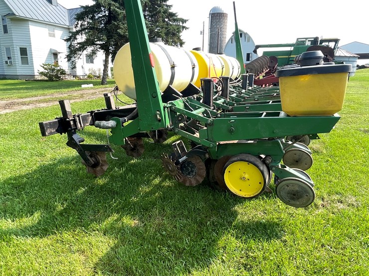 #5551-•-john-deere-p7000-planter-seeder-image-9