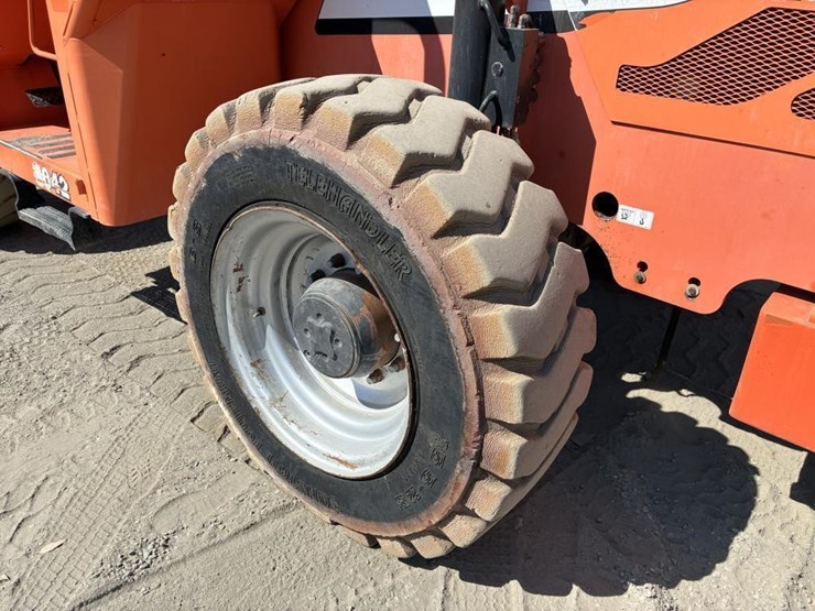 2013-jlg-8042-image-5