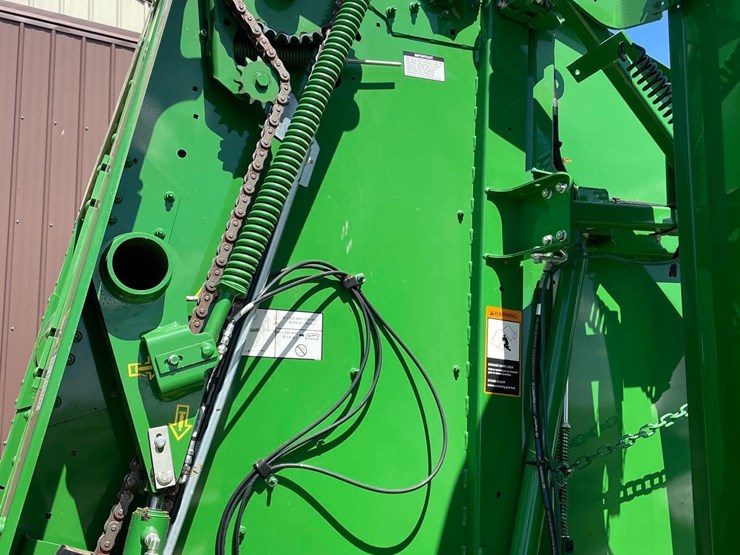 2021-john-deere-560m-image-29