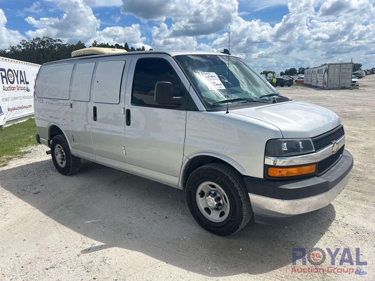 2017-chevrolet-express-lt-passenger-van-image-2