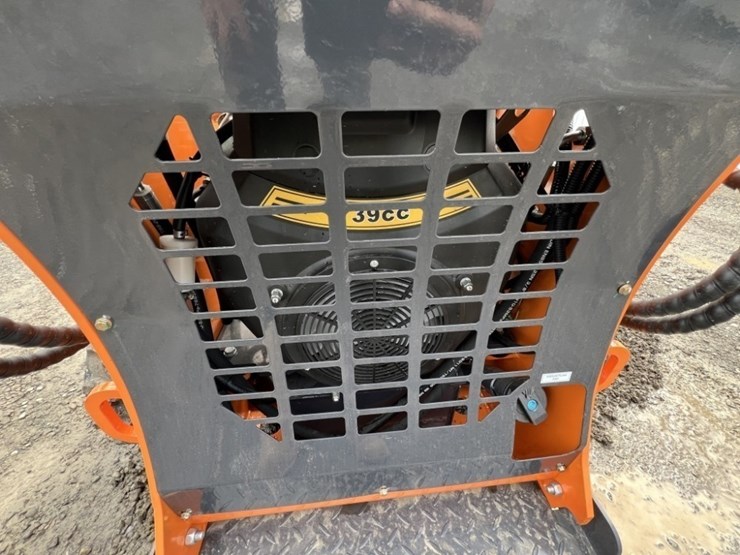 2025-land-hero-ldh-460-mini-compact-track-loader-image-13