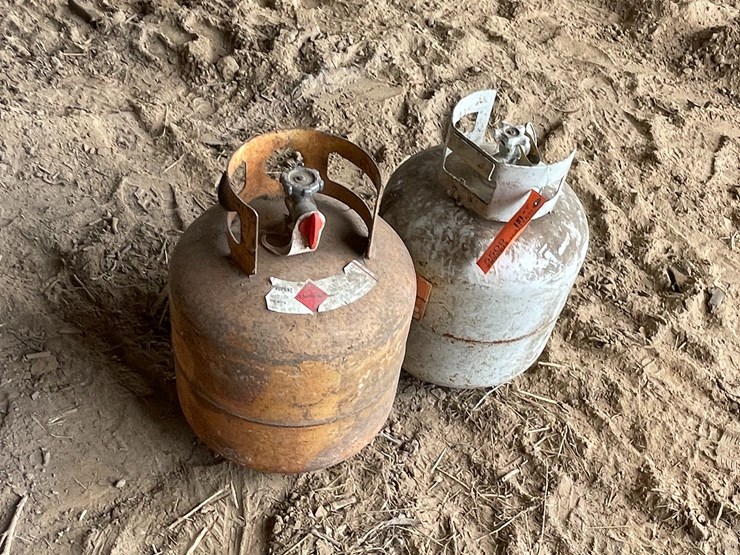 #5509-•-(2)-20-lb-propane-tanks-image-1