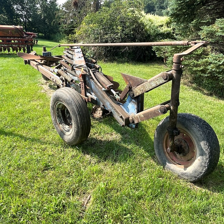 #5552 • Melroe (5) Bottom Plow