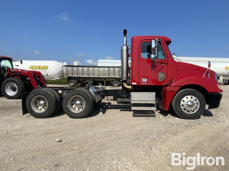 2006-freightliner-columbia-120-image-3