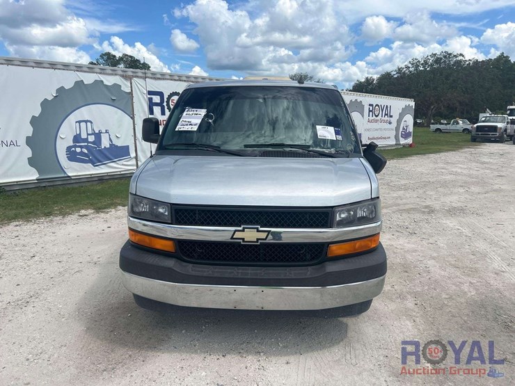 2017-chevrolet-express-lt-passenger-van-image-23
