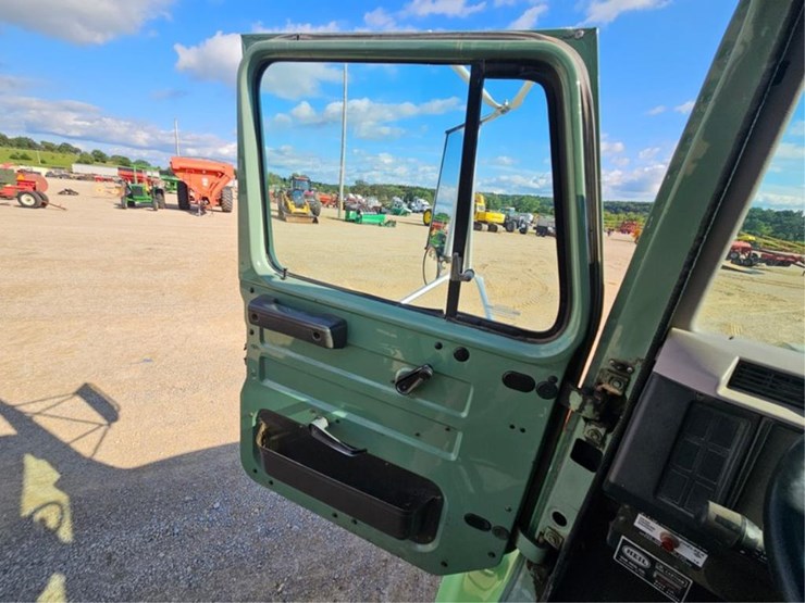 #385-•-1996-ih-4900-crew-cab-dump-truck-image-32