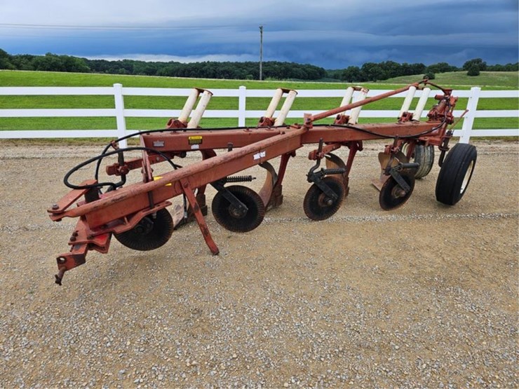 #265-•-ih-720-4-bottom-20"-semi-mount-plow-image-1