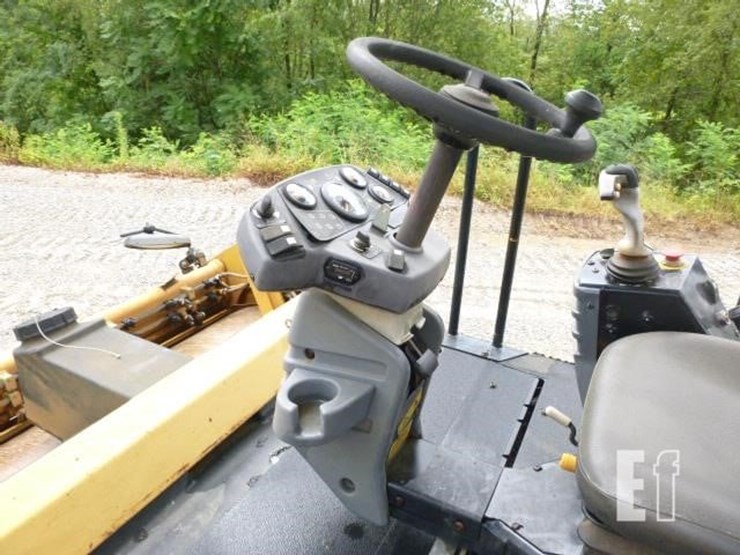 2014-caterpillar-cb64-image-8