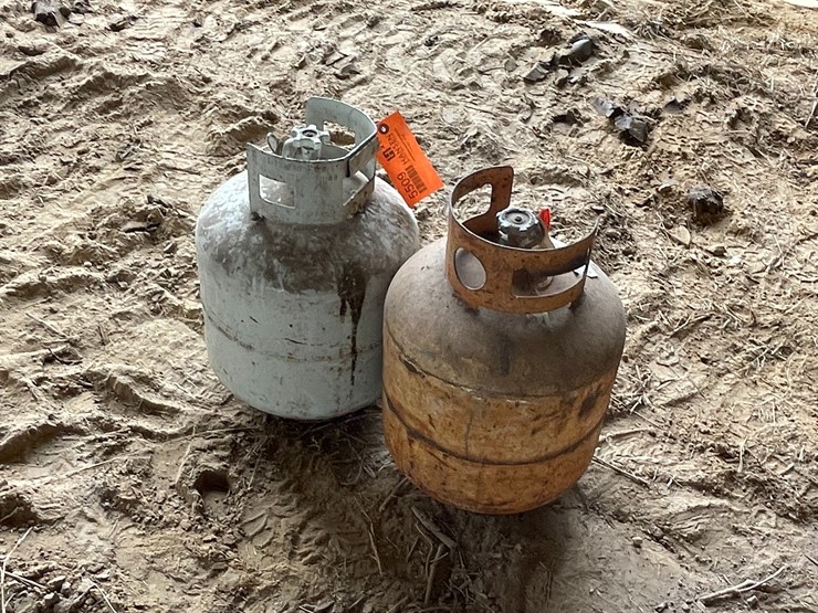 #5509-•-(2)-20-lb-propane-tanks-image-3