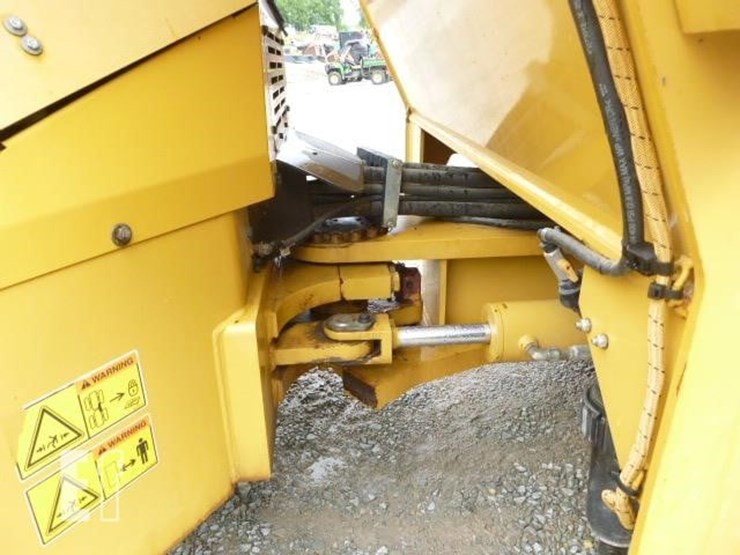 2014-caterpillar-cb64-image-14