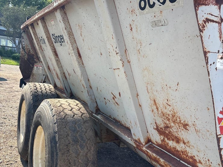 pro-twin-slinger-8030-manure-spreader-image-28