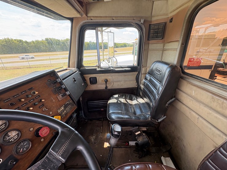 peterbilt-378-image-15