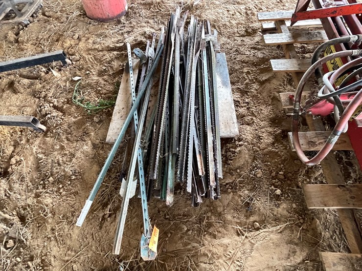 #5534-•-pallet-of-steel-posts-image-4