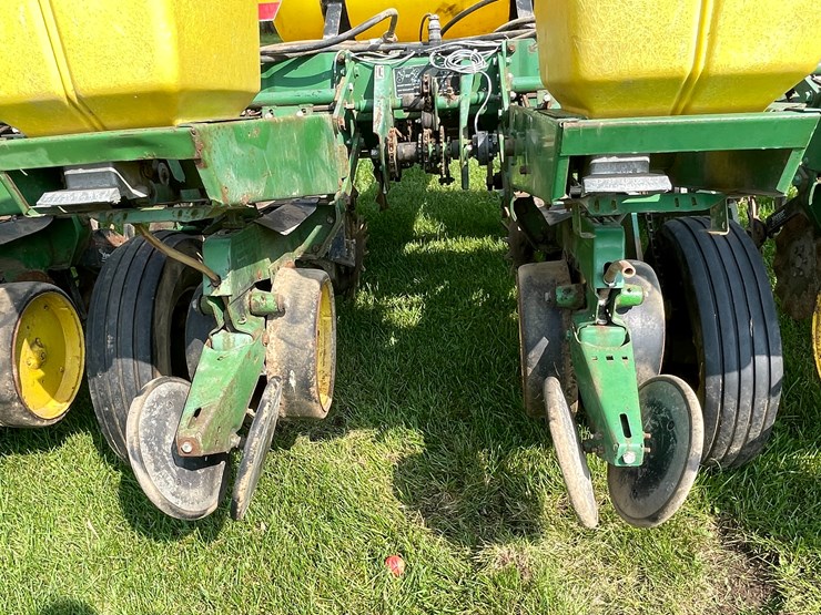 #5551-•-john-deere-p7000-planter-seeder-image-32