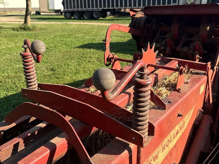 new-holland-275-image-15