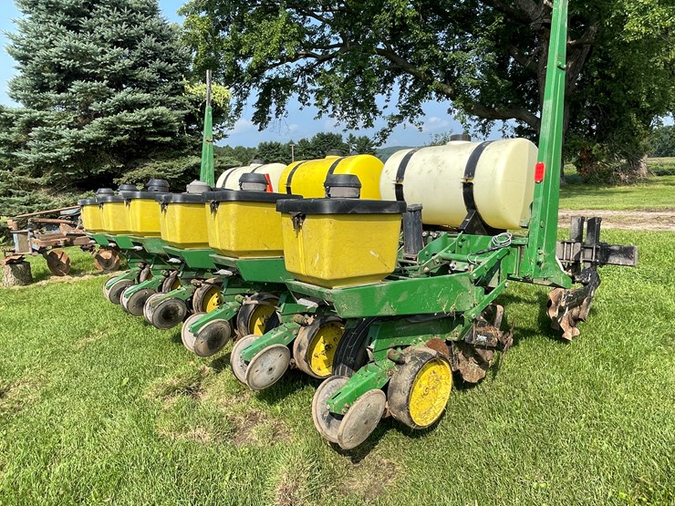 #5551-•-john-deere-p7000-planter-seeder-image-4