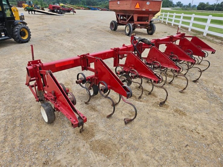 #264-•-ih-233-6-row-30"-3pt-cultivator-image-3