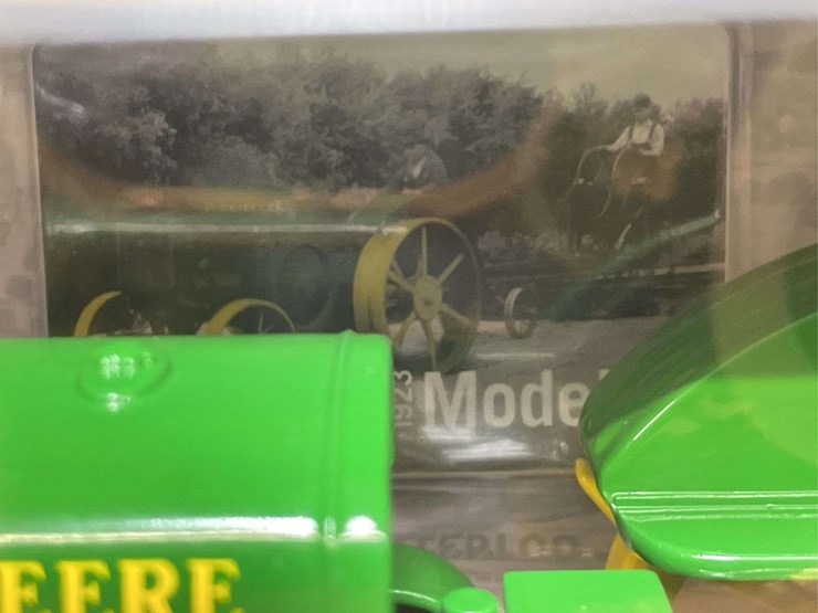 1/16-john-deere-d-museum-nib-ertl-image-3