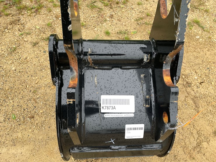 #214-•-kubota-18"-mini-excavator-bucket-image-7