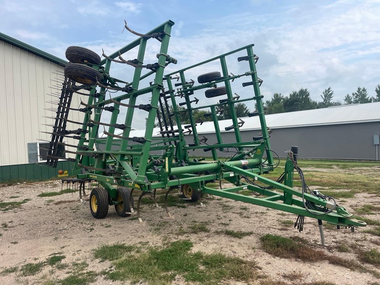 john-deere-2210-image-1