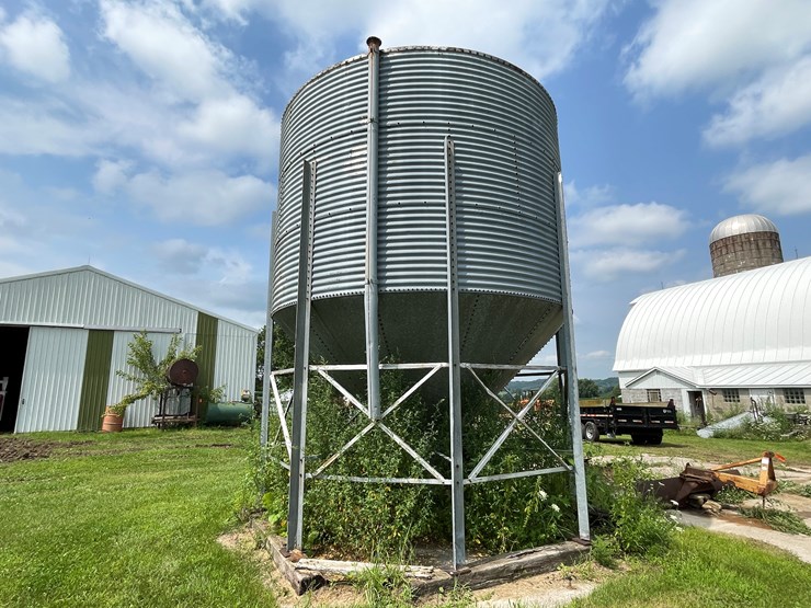#5493-•-metal-feed-bin-image-4