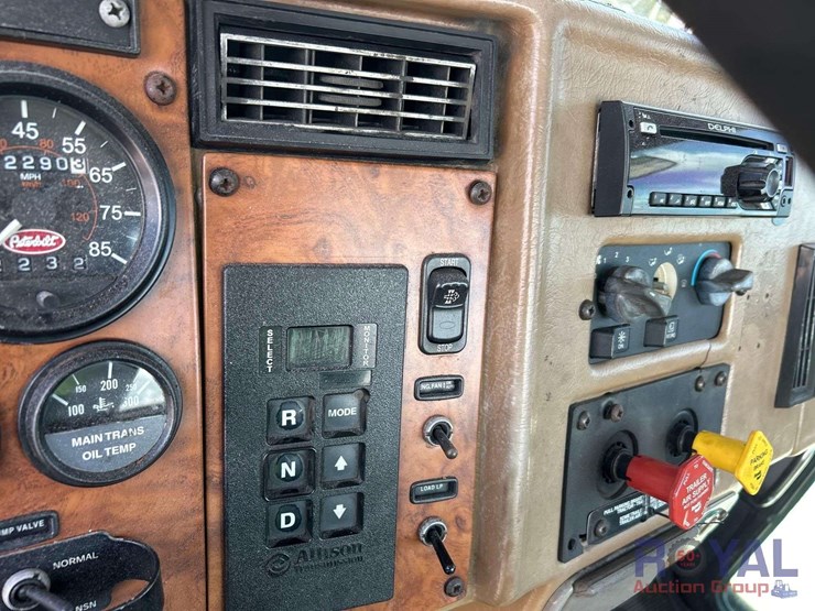 2009-peterbilt-335-image-19