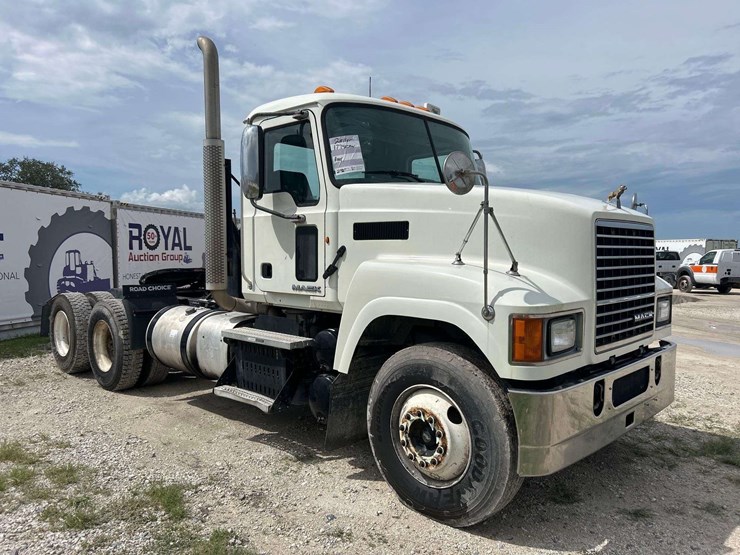 2011-mack-chu613-t/a-wet-kit-day-cab-truck-tractor-image-2