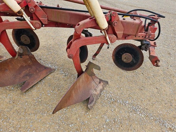 #265-•-ih-720-4-bottom-20"-semi-mount-plow-image-16