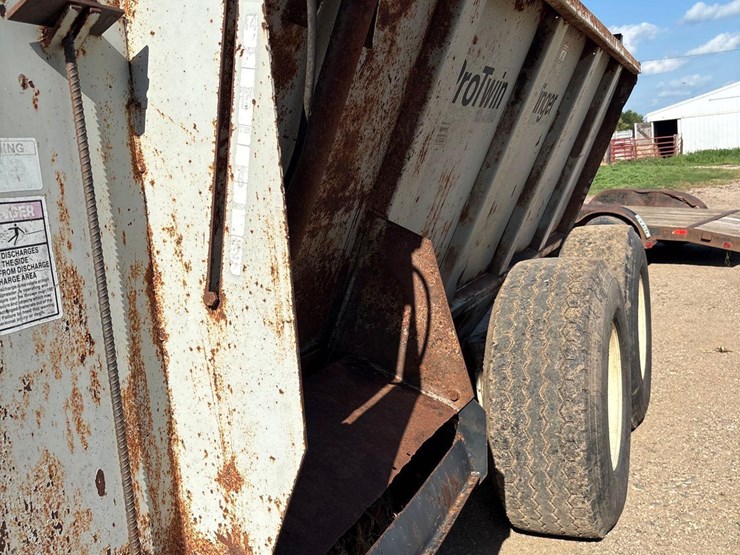 pro-twin-slinger-8030-manure-spreader-image-21