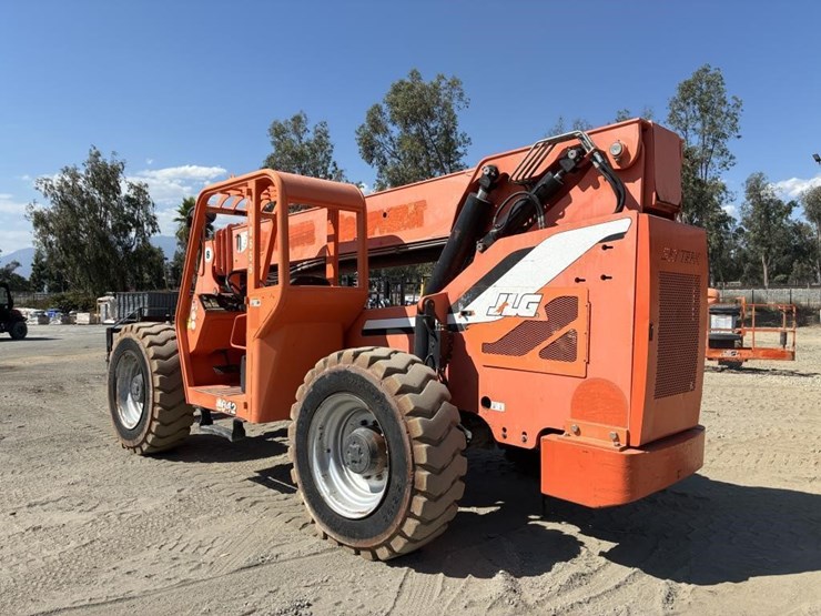 2013-jlg-8042-image-4