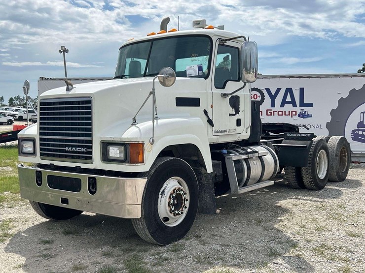 2011-mack-chu613-t/a-wet-kit-day-cab-truck-tractor-image-1