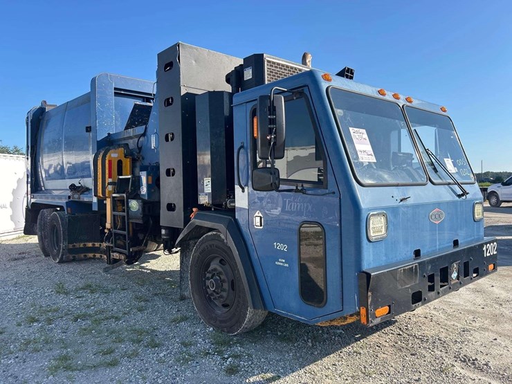 2016-crane-carrier-co.-low-entry-new-way-31asl-31yd-side-loader-garbage-truck-image-2