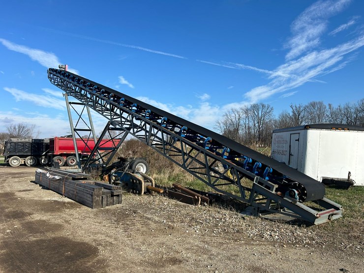 #115-•-2021-earthworm-st80-wheeled-radial-stacker-image-1
