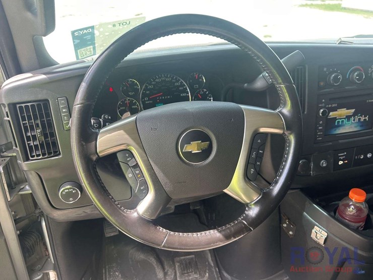 2017-chevrolet-express-lt-passenger-van-image-11