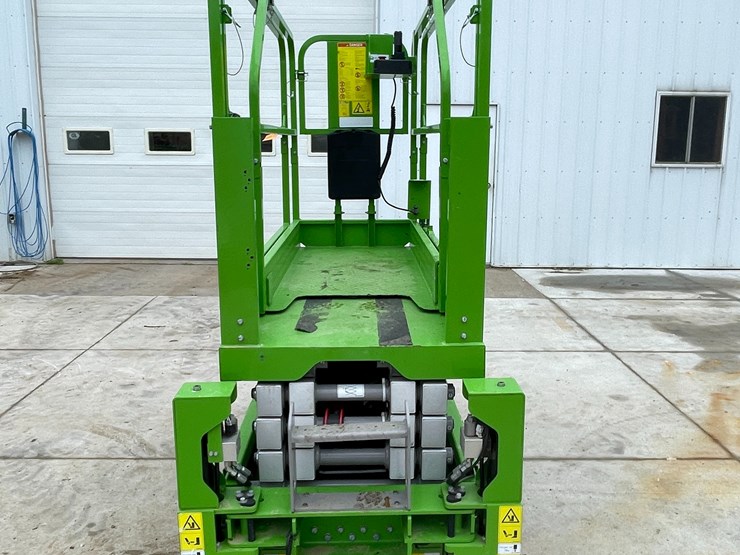 #120-•-2024-frontier-f3820tl-track-drive-scissors-lift-with-outriggers-image-7