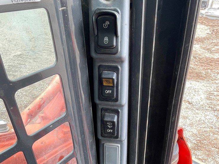 2016-kubota-ssv75-image-45