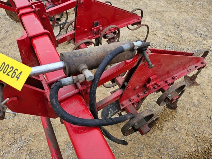 #264-•-ih-233-6-row-30"-3pt-cultivator-image-10