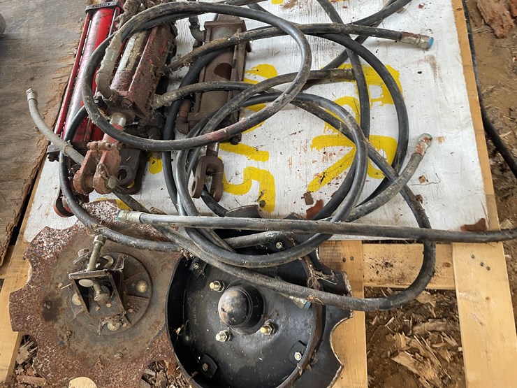 #5559-•-miscellaneous-cylinders,-hoses,-planter-parts,-and-more-image-9